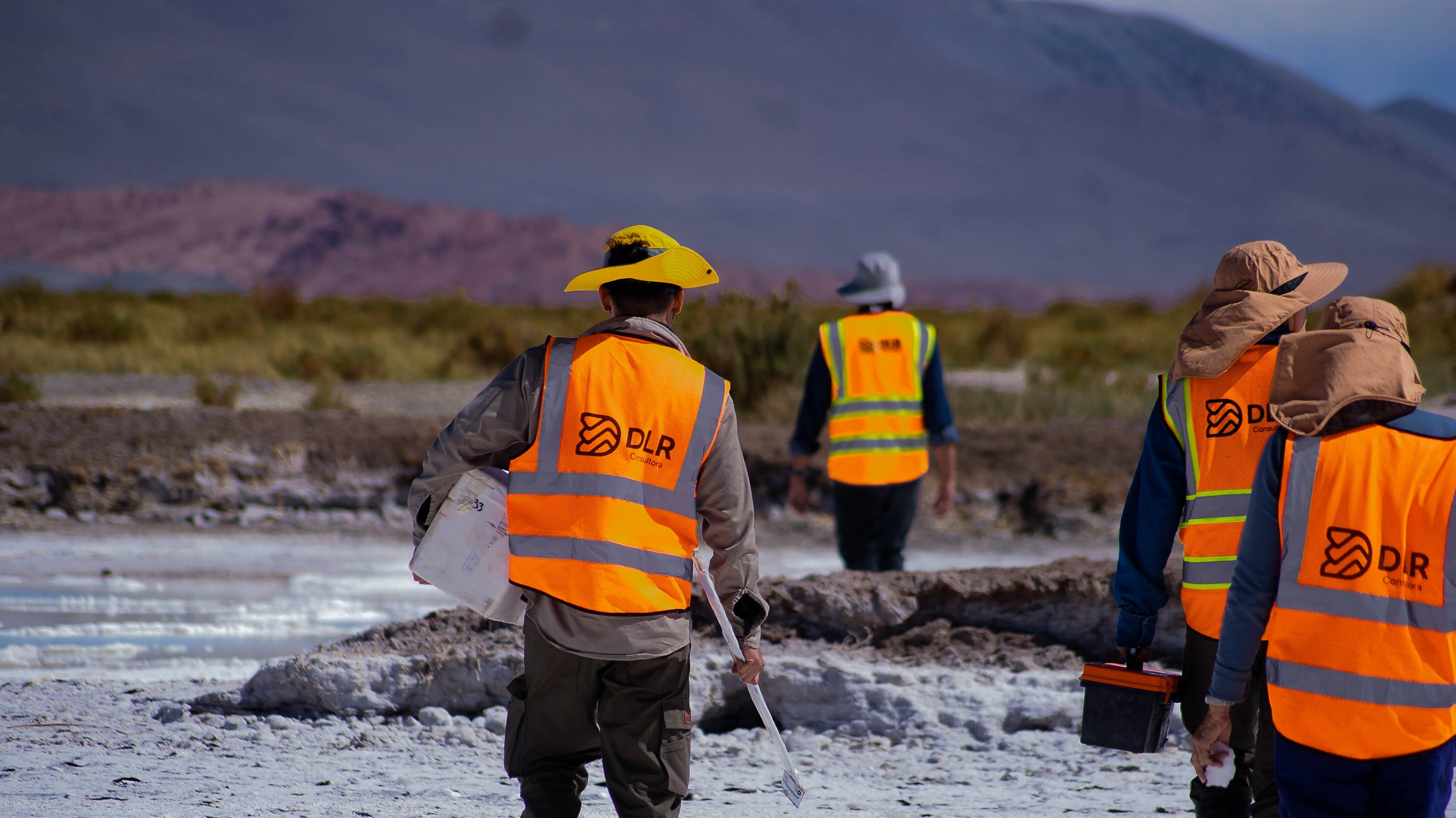 Equipo DLR en trabajo de campo en salar