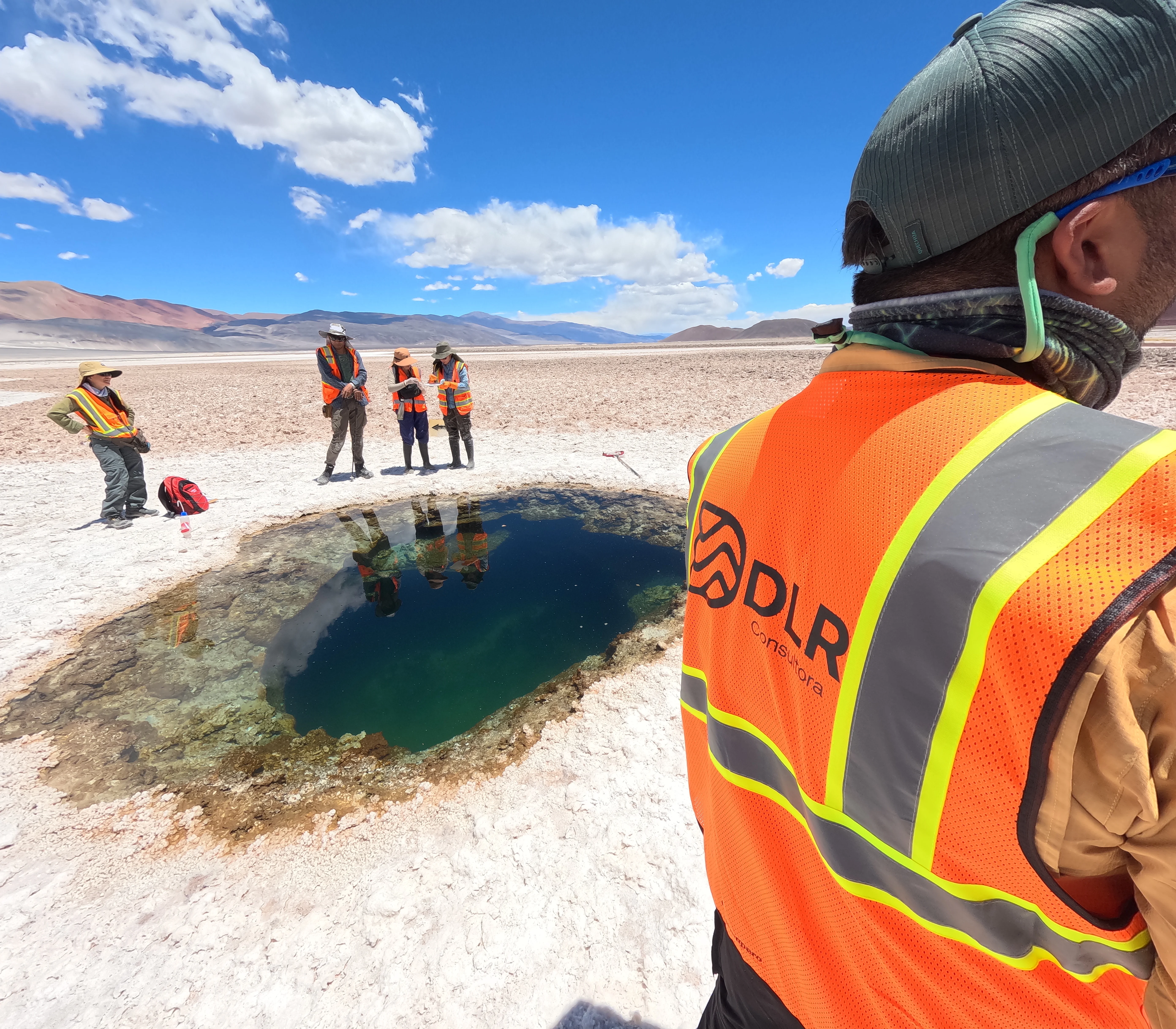 Equipo DLR en relevamiento ambiental con comunidad local