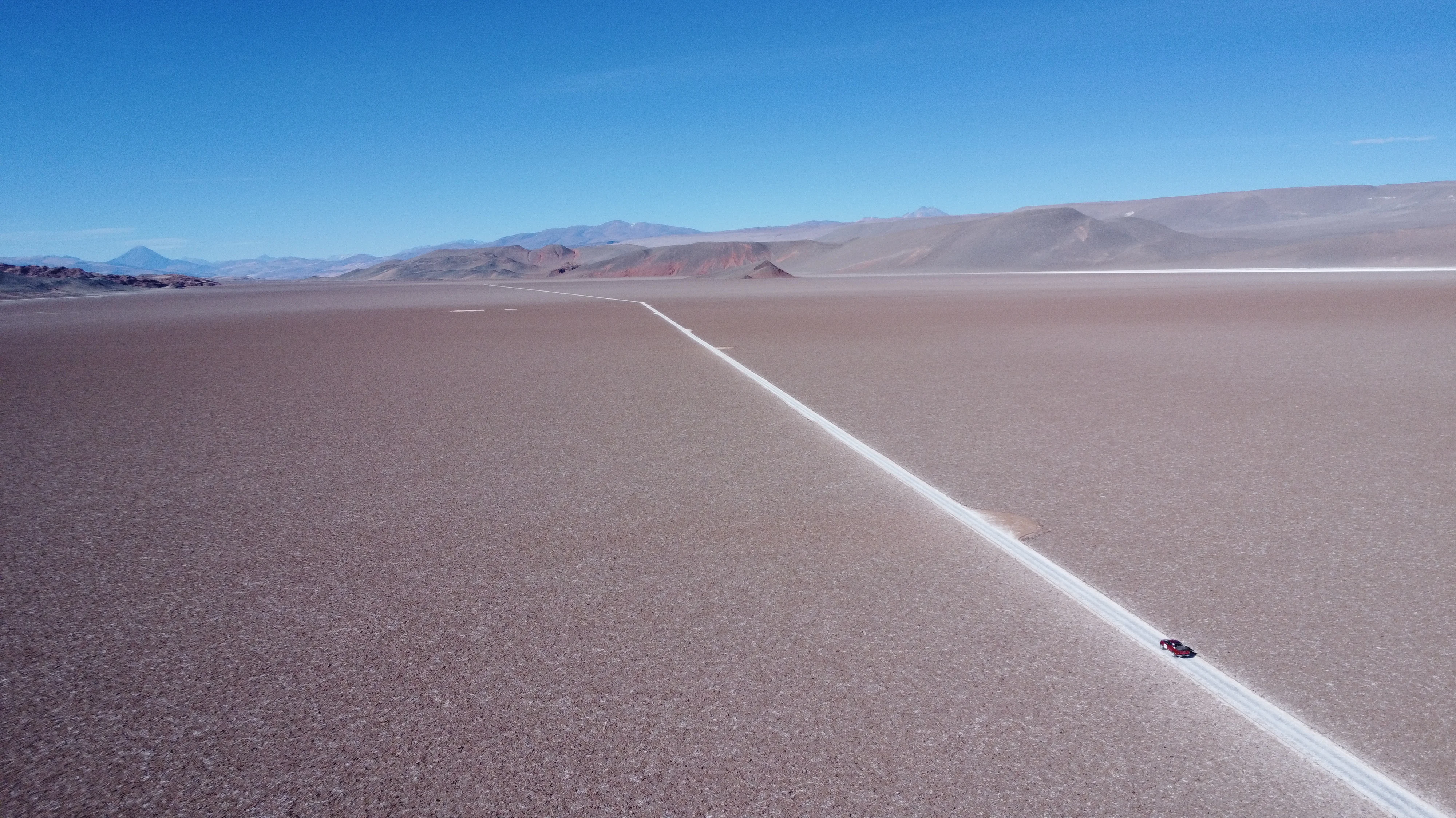 Vista aérea de salar de litio en la Puna argentina