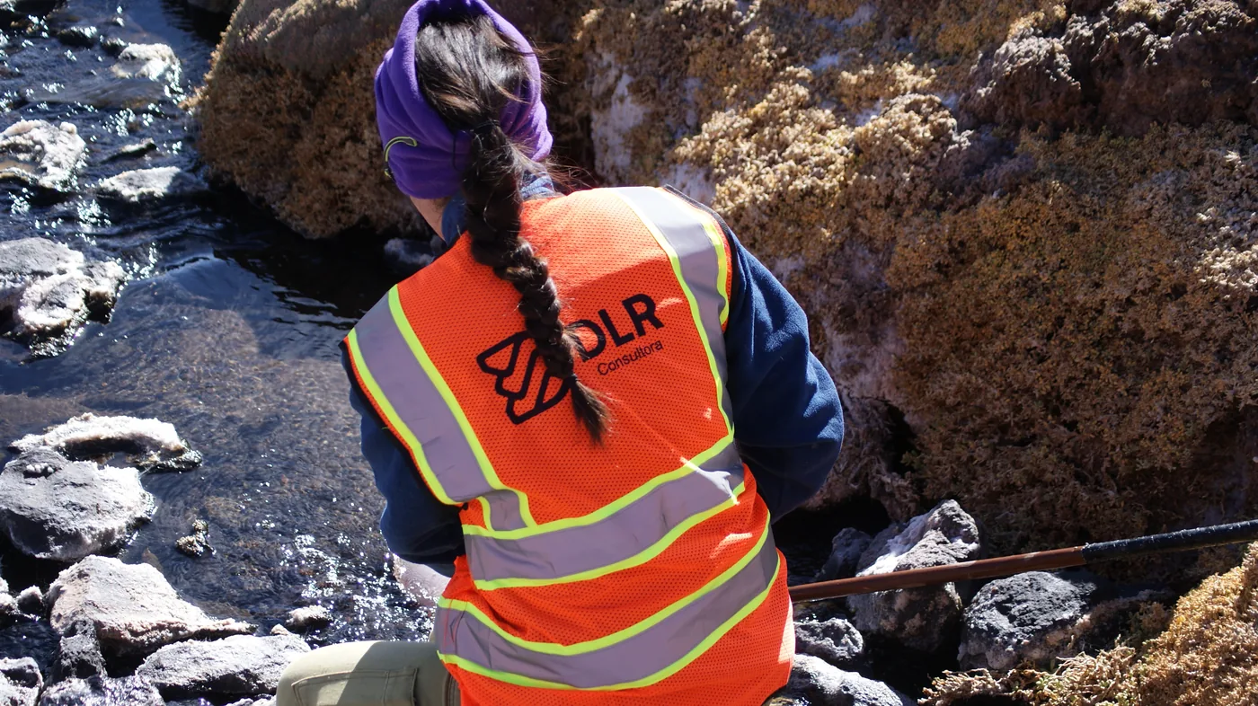 Técnico DLR en estudio ambiental de salar - Puna argentina