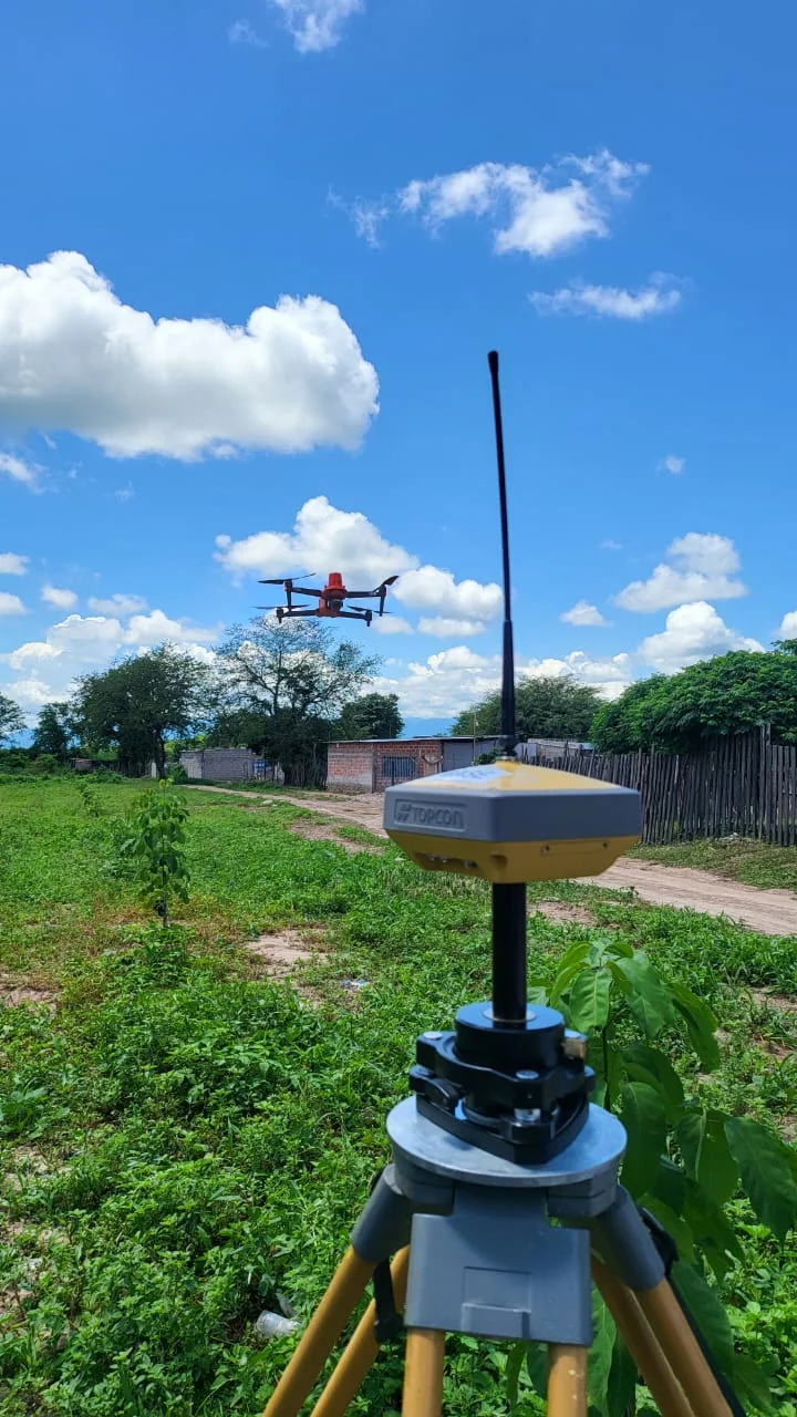 Dron fotogramétrico con base GPS Topcon en campo
