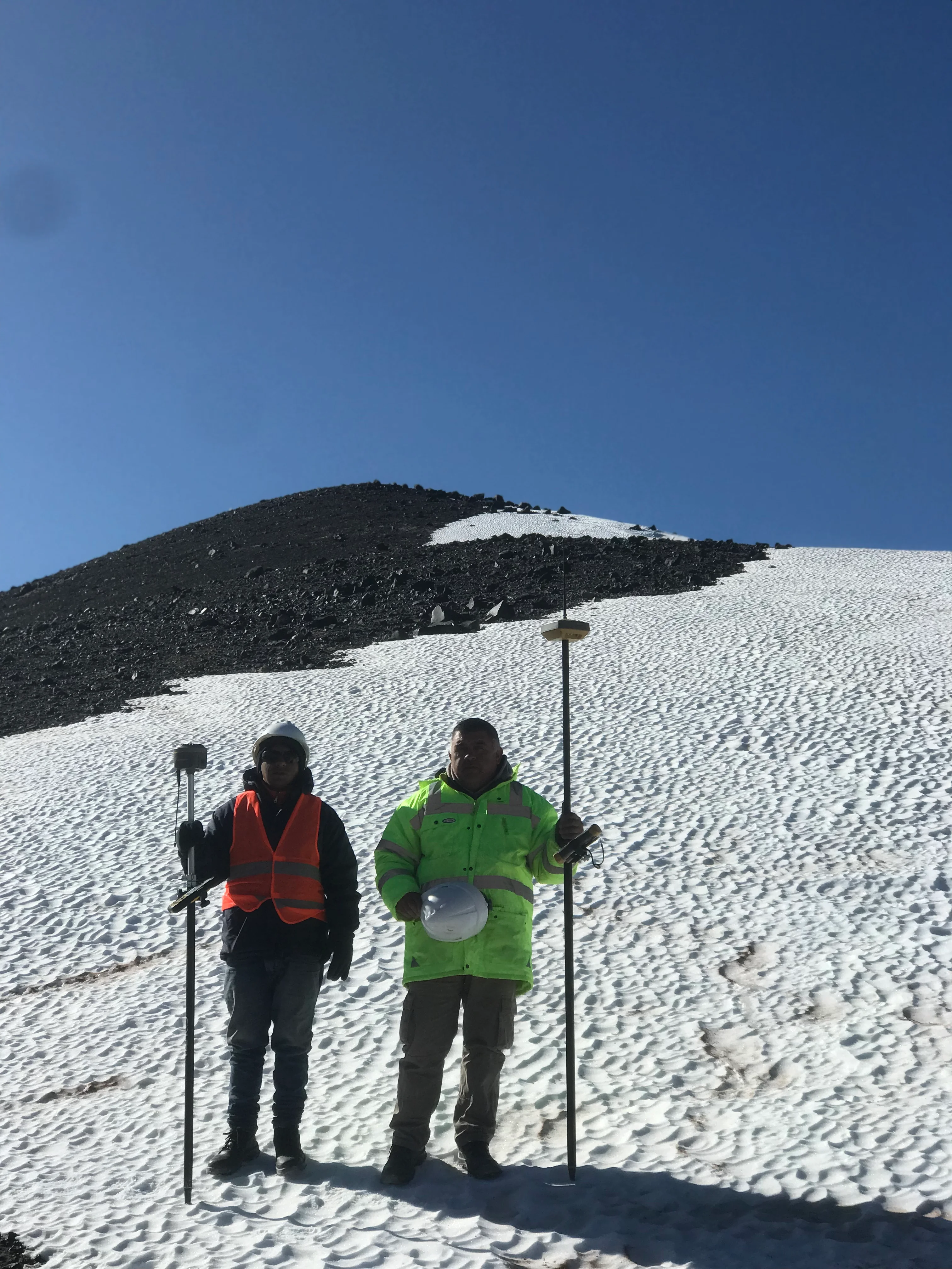 Técnicos trabajando en campo nevado de alta montaña
