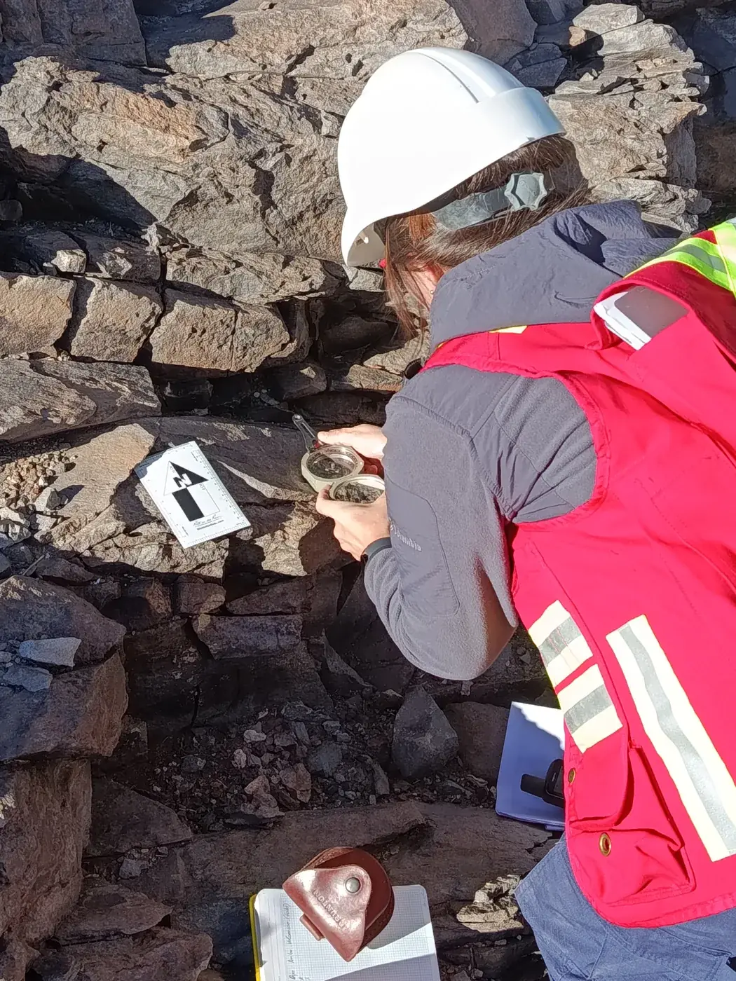 Geólogo en mapeo de afloramiento rocoso en campo