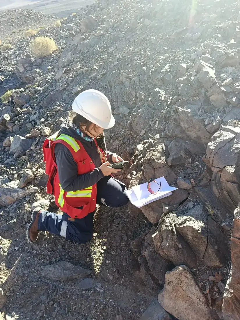 Muestras geológicas en trabajo de campo