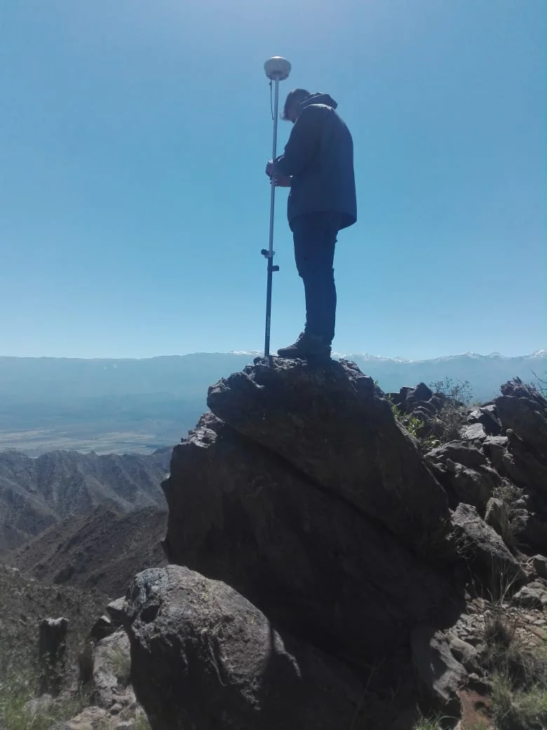 Relevamiento GPS en cima de roca - silueta