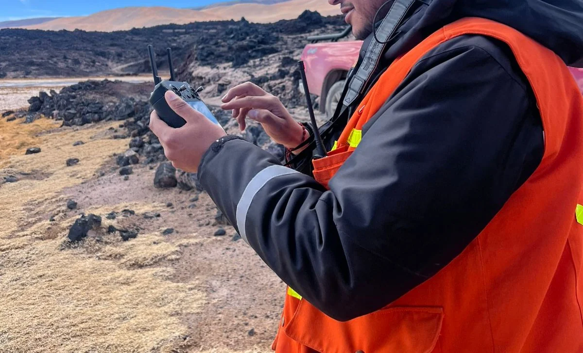 Drone DLR en vuelo durante relevamiento técnico