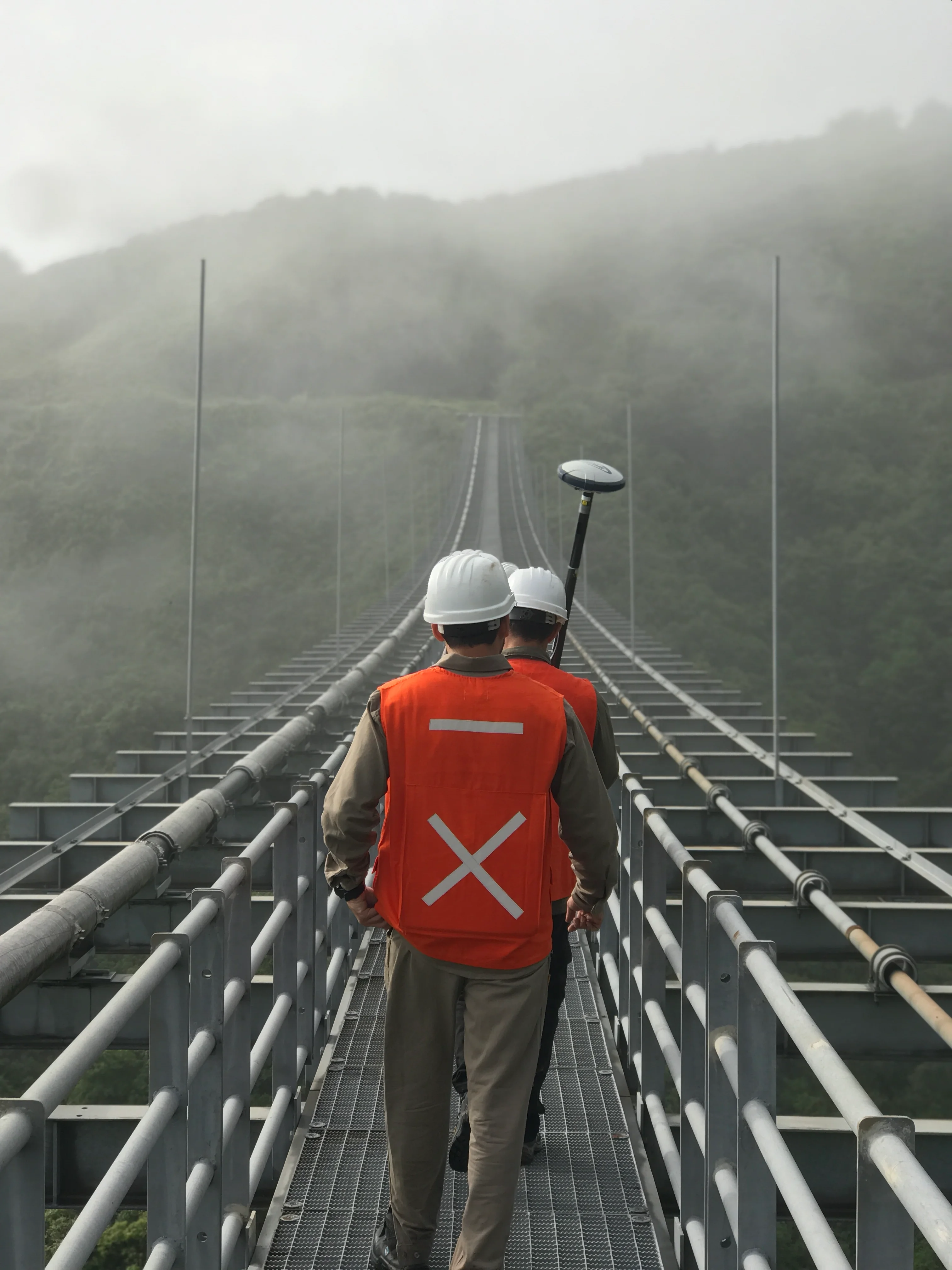 Ingenieros DLR relevando línea de alta tensión