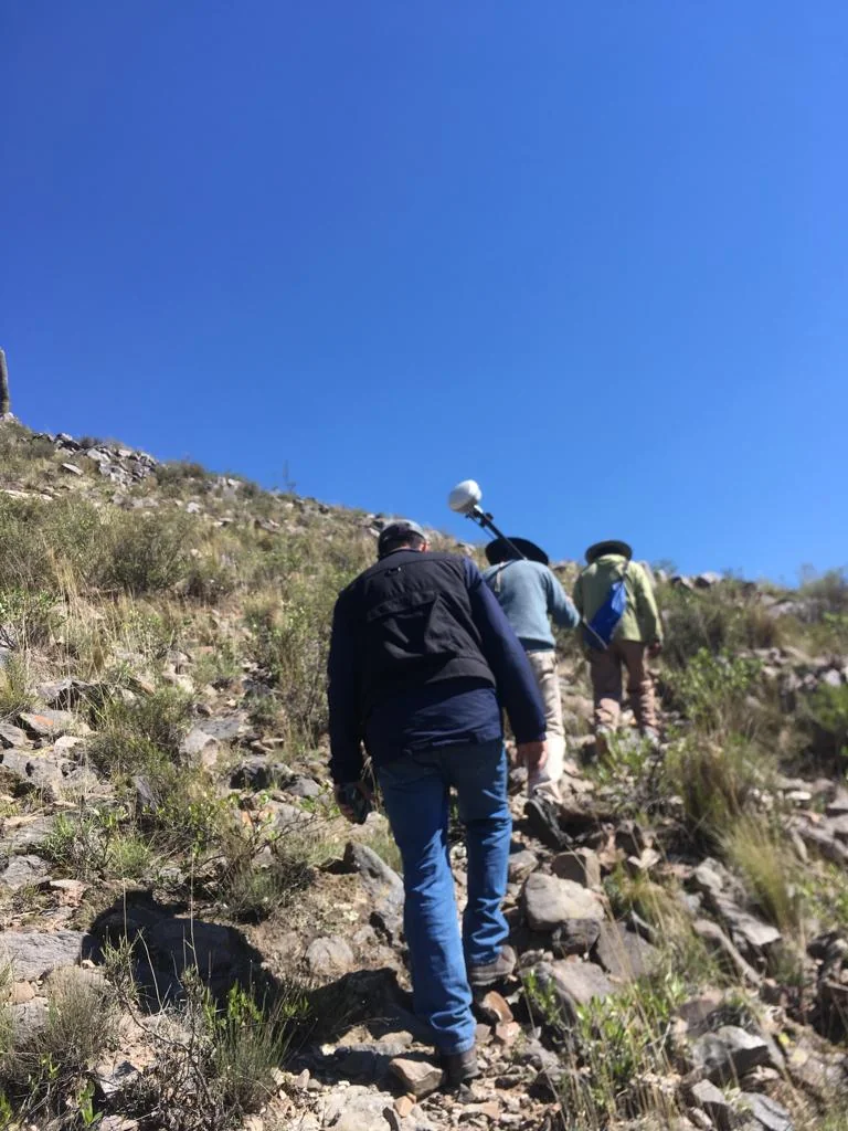 Equipo en ascenso para prospección arqueológica en montaña