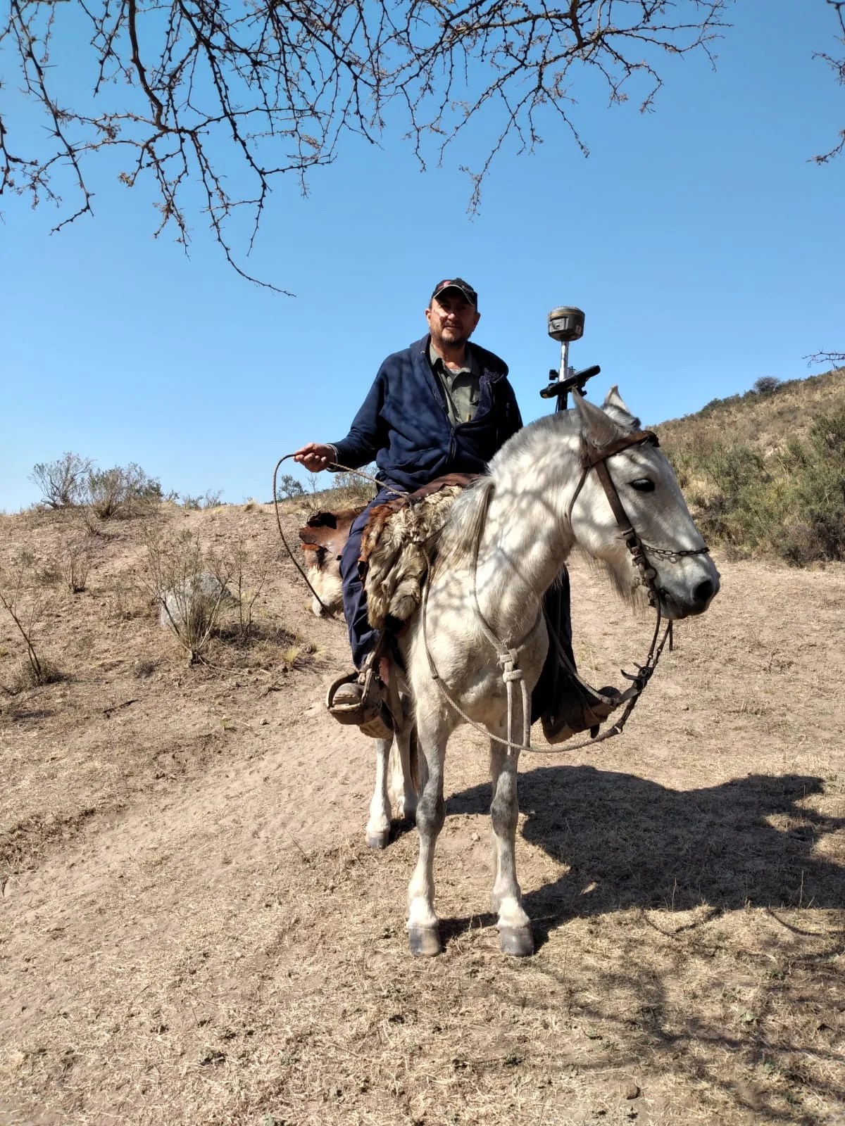 Relevamiento arqueológico a caballo con GPS en zona rural