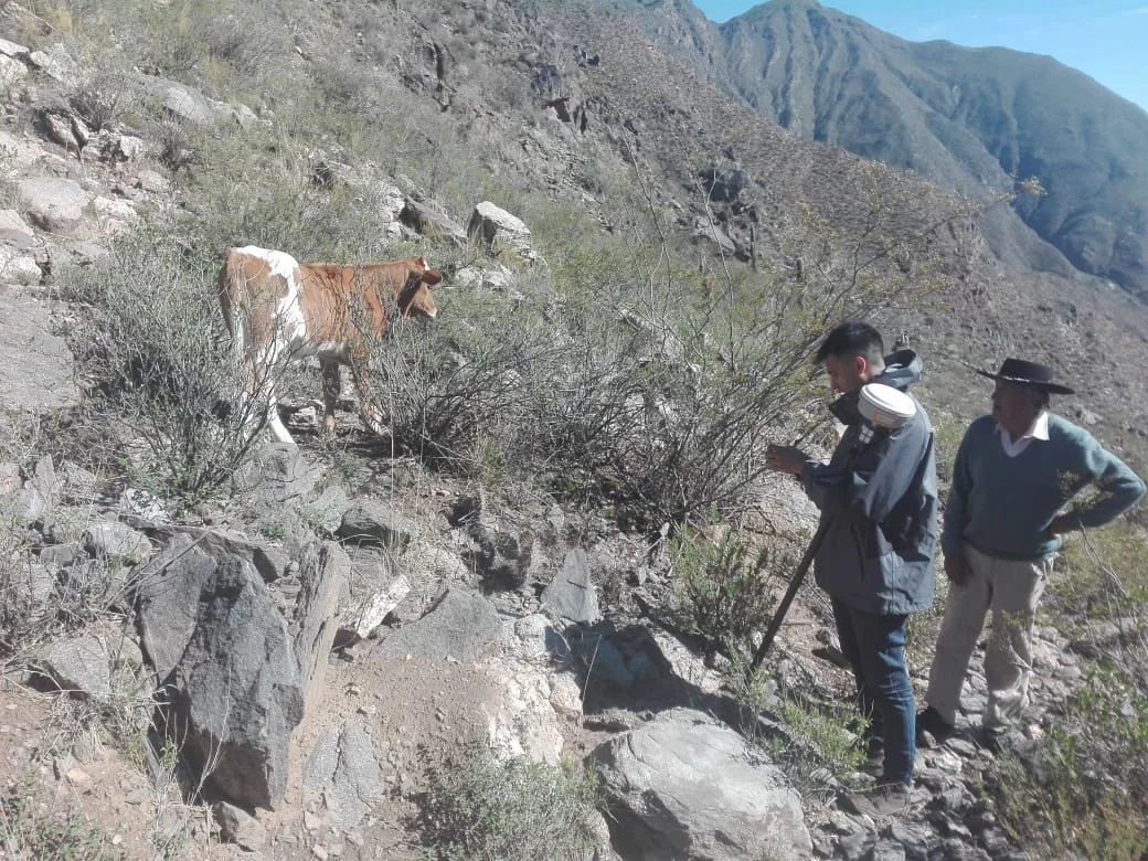Equipo DLR con comunidad local en relevamiento de campo