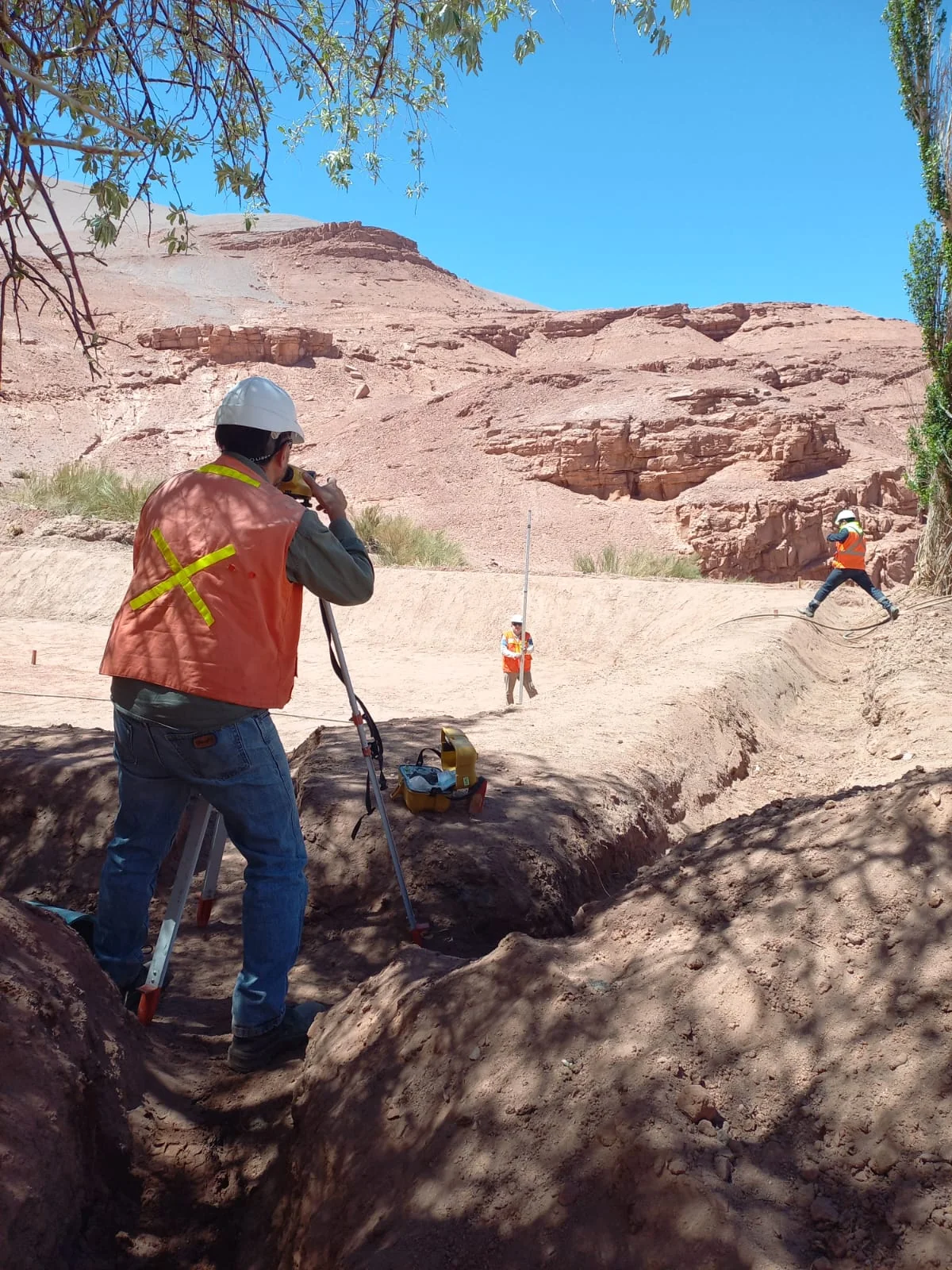 Relevamiento arqueológico en trinchera - paredes de roca roja