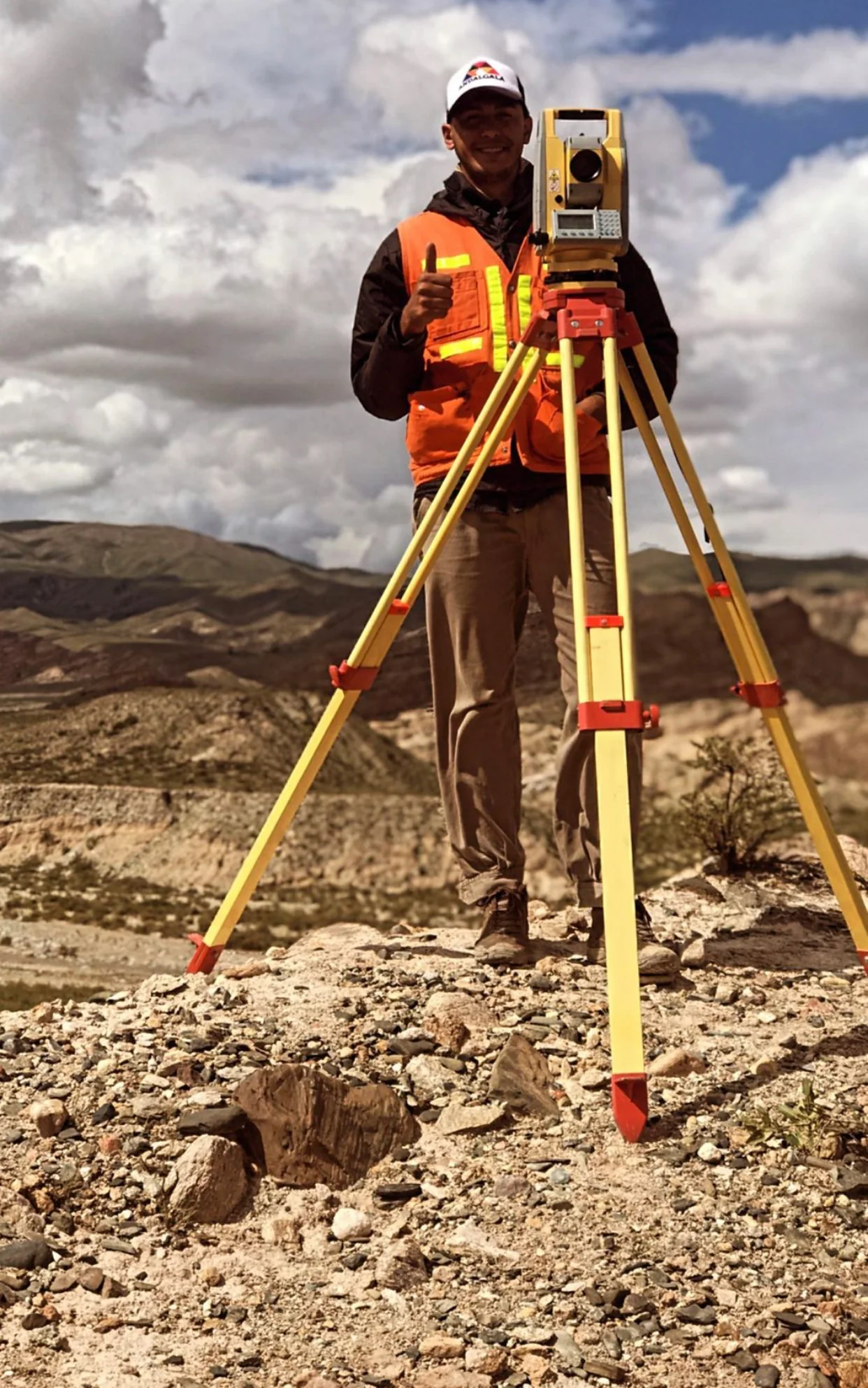 Topógrafo DLR con estación total en campo