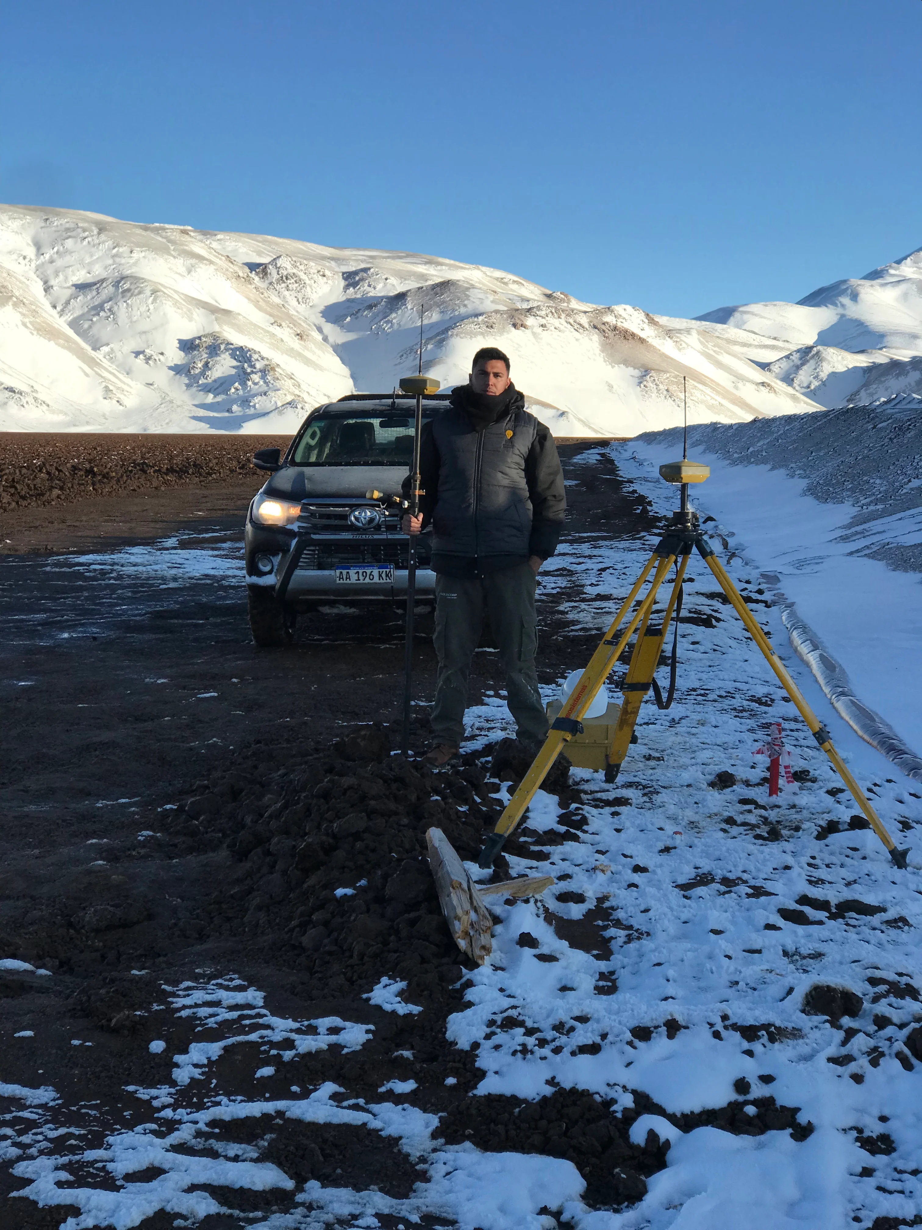 Topógrafo DLR con GPS en montaña nevada
