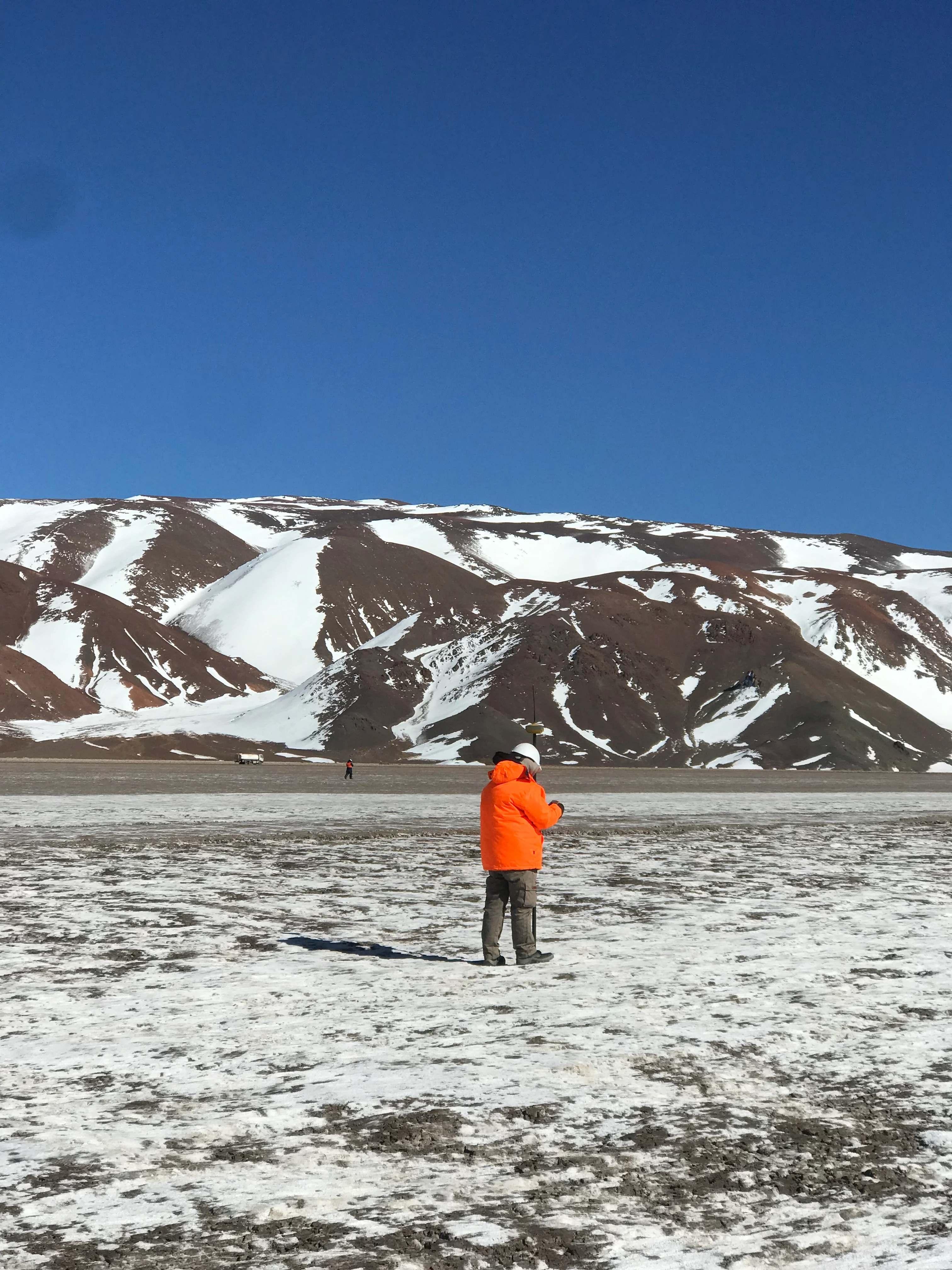 Técnico DLR en campo nevado con volcán de fondo